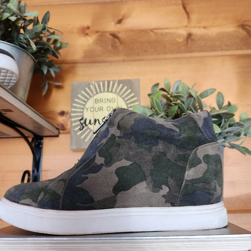 Blondo Glenda Camouflage Hidden Wedge Sneakers Waterproof Suede Leather Size 8 M